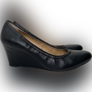 EUC Vionic Camden black leather wedge heels SZ 9.5